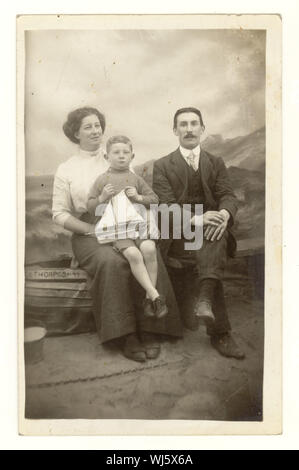 Anfang 1900 Seaside Holiday studio portrait Postkarte von Paar mit jungen Sohn, Studio von Freeman, 456 Cleethorpe Straße, Grimsby, England, Großbritannien um 1910 Stockfoto