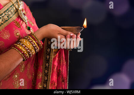 Diwali oder Deepavali Foto mit weiblichen Händen hält Öllampe im Festival des Lichts Stockfoto