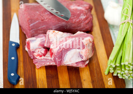 rohes Rindfleisch und Schweinerippchen mit Spargel und Kräutern bereit, Kochen Stockfoto