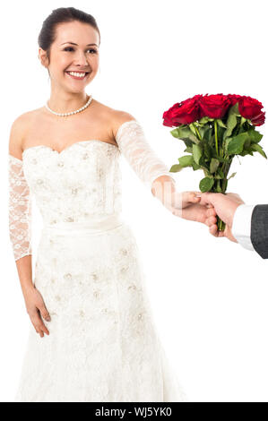 Bild von einem Bräutigam Braut ein rose Bouquet vorlegen beschnitten Stockfoto