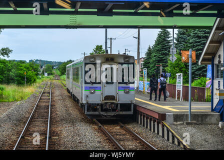 Furano, Japan - Jul 1, 2019. Kleiner Zug in der Landschaft von Furano, Japan. Furano ist einer der berühmtesten Hokkaido Sommer Destinationen. Stockfoto