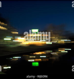 Die Lichter der Stadt in Bewegung in der Nacht Stockfoto
