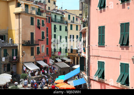 Editorial Bild: Vernazza, Cinque Terre/Italien - 21. Juni 2019: Touristen bummeln in der historischen Innenstadt und bunten Stadt. Stockfoto