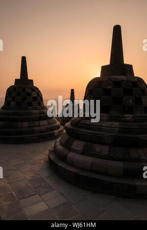 Tempel Borobudur auf Java, Indonesien bei Sonnenaufgang Stockfoto