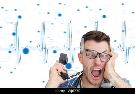 Das zusammengesetzte Bild von frustriert Computer engineer Schreien während eines Anrufs auf der Vorderseite des blauen EKG-Linie auf weißem Hintergrund Stockfoto