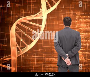 Das zusammengesetzte Bild der Geschäftsmann, der mit den Händen hinter dem Rücken nächste Spirale auf orangefarbenem Hintergrund zu DNA Stockfoto