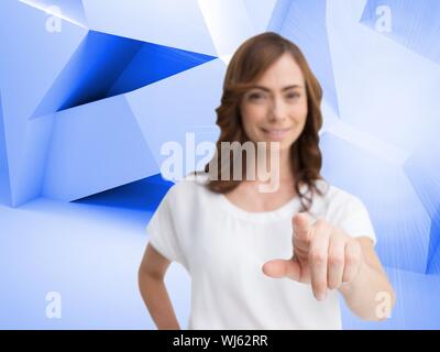 Das zusammengesetzte Bild von attraktiven Geschäftsfrau suchen und zeigen auf Kamera in Abstrakte blaue Zimmer Stockfoto