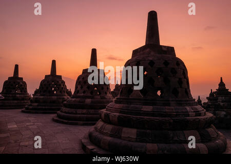 Tempel Borobudur auf Java, Indonesien bei Sonnenaufgang Stockfoto