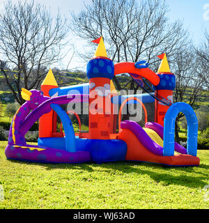 Hüpfburg outdoor am sonnigen Sommertag. Stockfoto