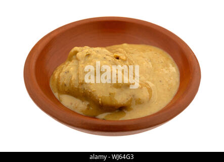 Seitenansicht der organischen Cashew-nuss Butter in einem kleinen Topf auf einem weißen Hintergrund. Stockfoto
