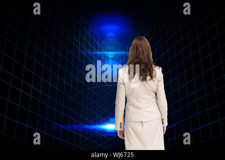 Das zusammengesetzte Bild im noblen Geschäftsfrau weg von der Kamera zu Fuß gegen den weißen Hintergrund Stockfoto