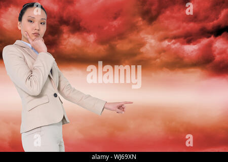 Zusammengesetztes Bild des nachdenklichen asiatische Geschäftsfrau zeigt Stockfoto