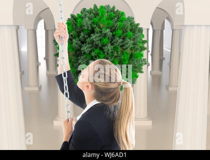 Zusammengesetztes Bild der blonden Geschäftsfrau ziehen an einer Kette Stockfoto