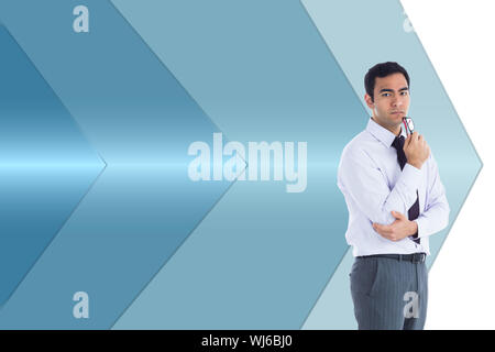 Zusammengesetztes Bild von Ernst Kaufmann hält Gläser Stockfoto