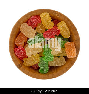 Ansicht von oben in einem kleinen Bambus Schale mit ausgesuchten generische Zucker überzogen Gummibärchen auf einem weißen Hintergrund. Stockfoto