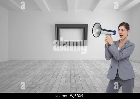 Zusammengesetztes Bild der Geschäftsfrau mit Lautsprecher Stockfoto