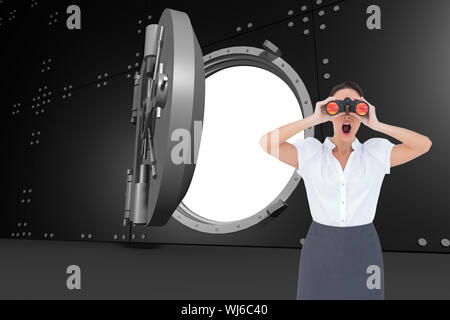 Zusammengesetztes Bild schockiert elegante Geschäftsfrau Blick durch ein Fernglas beim posieren Stockfoto