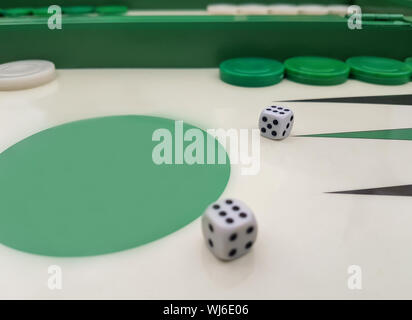 Nahaufnahme eines Backgammon mit ein Paar Würfel, auf dem die Nummer Sechs. Stockfoto