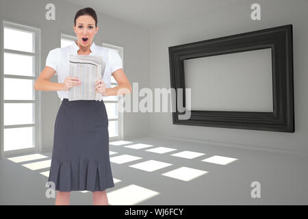 Zusammengesetztes Bild schockiert stilvolle Geschäftsfrau hält Zeitung Stockfoto