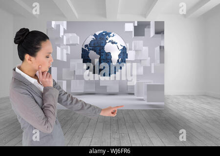Zusammengesetztes Bild des nachdenklichen asiatische Geschäftsfrau zeigt Stockfoto