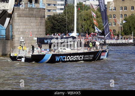 Clipper Round the World Race 2019-2020. Yachtcharter WTC Logistik auf der Themse, die Tower Bridge und Position für die Mündung der Themse für das Rennen Stockfoto