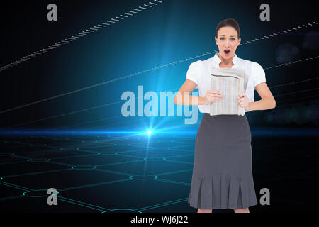 Zusammengesetztes Bild schockiert stilvolle Geschäftsfrau hält Zeitung Stockfoto