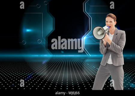 Zusammengesetztes Bild der Geschäftsfrau ist auf ein Megaphon sprechen. Stockfoto