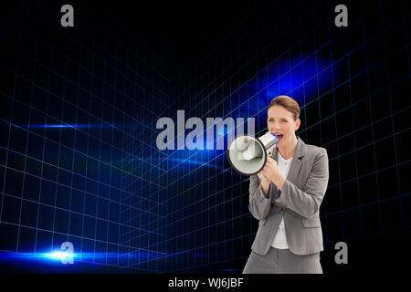 Zusammengesetztes Bild der Geschäftsfrau ist auf ein Megaphon sprechen. Stockfoto