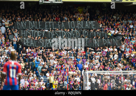 Crystal Palace-Fans mit einem Protest darüber, was dem Bury FC während des Premier League-Spiels zwischen Crystal Palace und Aston Villa in Selhurst Park , London , 31. August 2019 Foto Simon Dack/Tele Images passiert ist. Nur redaktionelle Verwendung. Kein Merchandising. Für Fußballbilder gelten Einschränkungen für FA und Premier League. Keine Nutzung von Internet/Mobilgeräten ohne FAPL-Lizenz. Weitere Informationen erhalten Sie von Football Dataco Stockfoto