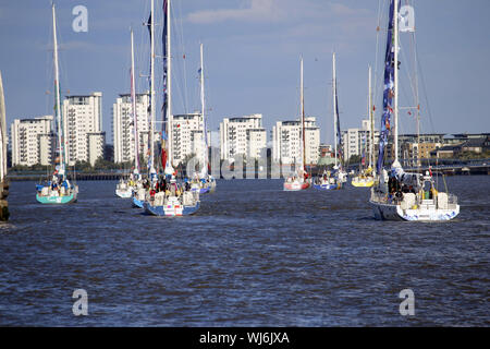 Clipper Round the World Race Yachten auf der Themse gegenüber der Startlinie aus Southend Stockfoto