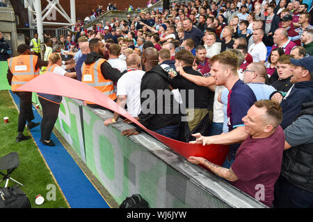 Aston Villa fans Zusammentreffen mit Stewards nach dem Schlusspfiff in der Premier League Match zwischen Crystal Palace und Aston Villa an der Selhurst Park, London, 31. August 2019 die redaktionelle Nutzung nur. Kein Merchandising. Für Fußball Bilder FA und Premier League Einschränkungen Inc. kein Internet/Mobile Nutzung ohne fapl Lizenz - für Details Kontakt Fußball Dataco Stockfoto