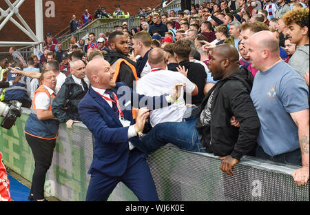 Aston Villa fans Zusammentreffen mit Stewards nach dem Schlusspfiff in der Premier League Match zwischen Crystal Palace und Aston Villa an der Selhurst Park, London, 31. August 2019 die redaktionelle Nutzung nur. Kein Merchandising. Für Fußball Bilder FA und Premier League Einschränkungen Inc. kein Internet/Mobile Nutzung ohne fapl Lizenz - für Details Kontakt Fußball Dataco Stockfoto