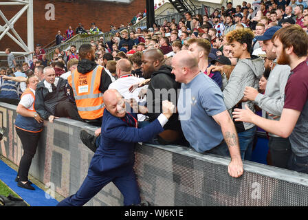 Aston Villa Fans treffen sich nach dem letzten Pfiff im Premier League Spiel zwischen Crystal Palace und Aston Villa im Selhurst Park, London , 31. August 2019 Foto Simon Dack / Teleobjektive nur redaktionelle Verwendung. Kein Merchandising. Für Football Images gelten Einschränkungen für FA und Premier League, inc. Keine Internet-/Mobilnutzung ohne FAPL-Lizenz. Weitere Informationen erhalten Sie bei Football Dataco Stockfoto