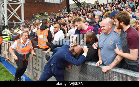 Aston Villa fans Zusammentreffen mit Stewards nach dem Schlusspfiff in der Premier League Match zwischen Crystal Palace und Aston Villa an der Selhurst Park, London, 31. August 2019 die redaktionelle Nutzung nur. Kein Merchandising. Für Fußball Bilder FA und Premier League Einschränkungen Inc. kein Internet/Mobile Nutzung ohne fapl Lizenz - für Details Kontakt Fußball Dataco Stockfoto