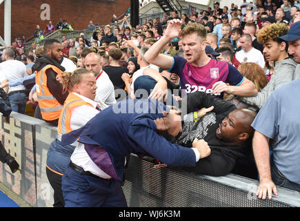 Aston Villa fans Zusammentreffen mit Stewards nach dem Schlusspfiff in der Premier League Match zwischen Crystal Palace und Aston Villa an der Selhurst Park, London, 31. August 2019 die redaktionelle Nutzung nur. Kein Merchandising. Für Fußball Bilder FA und Premier League Einschränkungen Inc. kein Internet/Mobile Nutzung ohne fapl Lizenz - für Details Kontakt Fußball Dataco Stockfoto