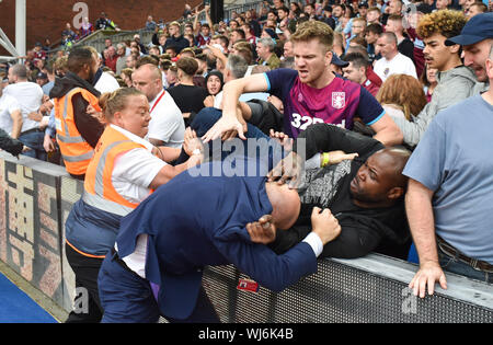 Aston Villa fans Zusammentreffen mit Stewards nach dem Schlusspfiff in der Premier League Match zwischen Crystal Palace und Aston Villa an der Selhurst Park, London, 31. August 2019 die redaktionelle Nutzung nur. Kein Merchandising. Für Fußball Bilder FA und Premier League Einschränkungen Inc. kein Internet/Mobile Nutzung ohne fapl Lizenz - für Details Kontakt Fußball Dataco Stockfoto