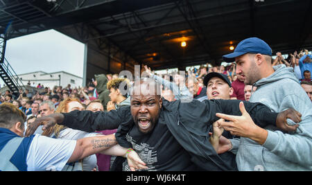 Aston Villa fans Zusammentreffen mit Stewards nach dem Schlusspfiff in der Premier League Match zwischen Crystal Palace und Aston Villa an der Selhurst Park, London, 31. August 2019 die redaktionelle Nutzung nur. Kein Merchandising. Für Fußball Bilder FA und Premier League Einschränkungen Inc. kein Internet/Mobile Nutzung ohne fapl Lizenz - für Details Kontakt Fußball Dataco Stockfoto