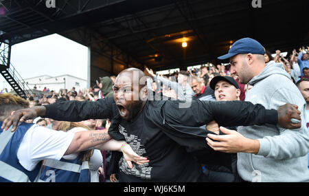 Aston Villa fans Zusammentreffen mit Stewards nach dem Schlusspfiff in der Premier League Match zwischen Crystal Palace und Aston Villa an der Selhurst Park, London, 31. August 2019 die redaktionelle Nutzung nur. Kein Merchandising. Für Fußball Bilder FA und Premier League Einschränkungen Inc. kein Internet/Mobile Nutzung ohne fapl Lizenz - für Details Kontakt Fußball Dataco Stockfoto