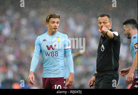 Jack Grealish von Aston Villa zeigt seine Frustration Kevin Freund während der Premier League Match zwischen Crystal Palace und Aston Villa an der Selhurst Park, London, 31. August 2019 die redaktionelle Nutzung nur für Schiedsrichter. Kein Merchandising. Für Fußball Bilder FA und Premier League Einschränkungen Inc. kein Internet/Mobile Nutzung ohne fapl Lizenz - für Details Kontakt Fußball Dataco Stockfoto