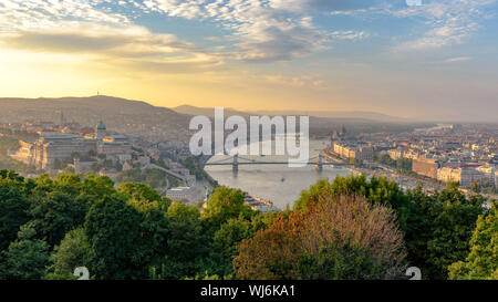 Einen Panoramablick über die Budapest, Ungarn, mit dem königlichen Palast, die Kettenbrücke, die Donau und das Parlamentsgebäude in goldenen Stunde Stockfoto