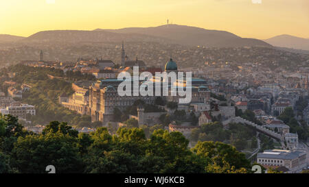 Der königliche Palast und die Budaer Burg, Budapest, Ungarn an den goldenen Stunde Stockfoto