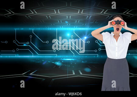 Zusammengesetztes Bild schockiert elegante Geschäftsfrau Blick durch ein Fernglas beim posieren Stockfoto