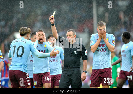 Jack Grealish von Aston Villa erhält eine gelbe Karte vom Schiedsrichter Kevin Friend während des Premier League-Spiels zwischen Crystal Palace und Aston Villa im Selhurst Park , London , 31. August 2019 Foto Simon Dack / Tele-Bilder. Nur redaktionelle Verwendung. Kein Merchandising. Für Fußballbilder gelten Einschränkungen für FA und Premier League. Keine Nutzung von Internet/Mobilgeräten ohne FAPL-Lizenz. Weitere Informationen erhalten Sie von Football Dataco Stockfoto