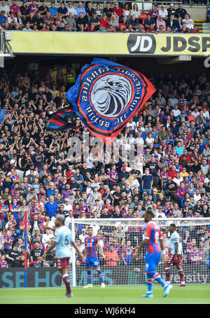 Crystal Palace Fans beim Premier League Spiel zwischen Crystal Palace und Aston Villa an der Selhurst Park, London, 31. August 2019 die redaktionelle Nutzung nur. Kein Merchandising. Für Fußball Bilder FA und Premier League Einschränkungen Inc. kein Internet/Mobile Nutzung ohne fapl Lizenz - für Details Kontakt Fußball Dataco Stockfoto