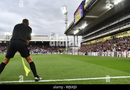 Blick entlang der Schlange für den Schiedsrichter Assistent während des Premier League-Spiels zwischen Crystal Palace und Aston Villa im Selhurst Park , London , 31. August 2019 Foto Simon Dack / Tele Images Editorial use only. Kein Merchandising. Für Fußballbilder gelten Einschränkungen für FA und Premier League. Keine Nutzung von Internet/Mobilgeräten ohne FAPL-Lizenz. Weitere Informationen erhalten Sie von Football Dataco Stockfoto