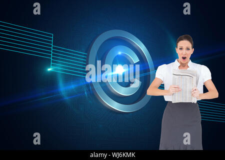 Zusammengesetztes Bild schockiert stilvolle Geschäftsfrau hält Zeitung Stockfoto