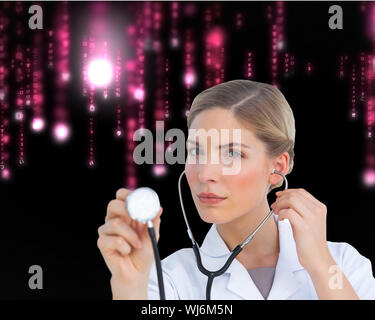 Zusammengesetztes Bild des schweren Krankenschwester mit Stethoskop hören und schaut in die Kamera Stockfoto