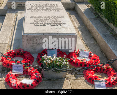 Das Grab des Sir Winston Leonard Spencer-Churchill und seine Frau, Lady Clementine, auf dem Friedhof der St. Martin's Church, Bladon, England, UK. Stockfoto