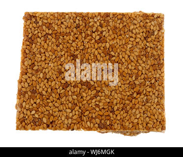 Einzelnen Stück Sesamsamen crunch Candy auf einem weißen Hintergrund. Stockfoto