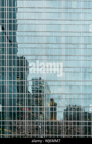 New York City, NY, USA - Dezember, 2018 - Straßen von Manhattan, Skyline Blick reflektiert wie ein Spiegel in einem Gebäude vor Bryant Park, entfernt werden. Stockfoto